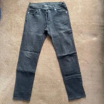 BEAMS 다크 그레이 슬림핏 청바지