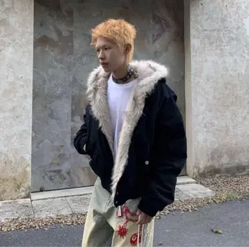 퍼 달린 블랙 자켓