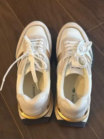 LACOSTE 화이트/베이지 스니커즈