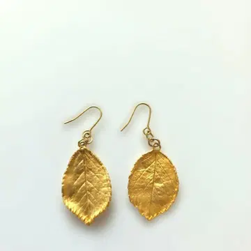 골드 컬러 잎 디자인 귀걸이
