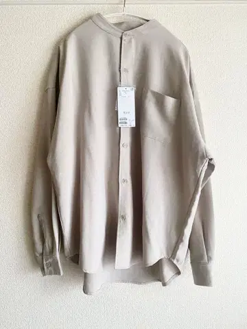 베이지 긴팔 셔츠 포켓 부착