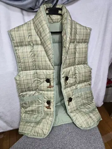 [ 새상품 미사용 ] 연두색 체크 무늬 다운 베스트형 릴랙스 의류