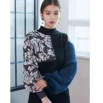 MURUA 숄더 플라워 샤기 니트