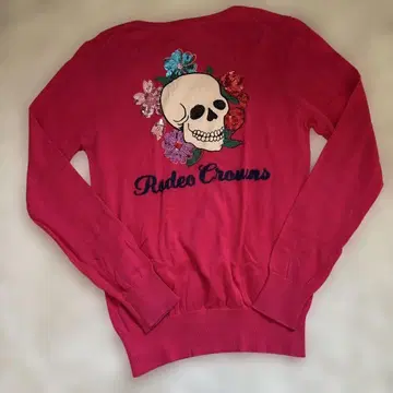 로데오 크라운즈 스컬 자수 V넥 긴팔 스웨터