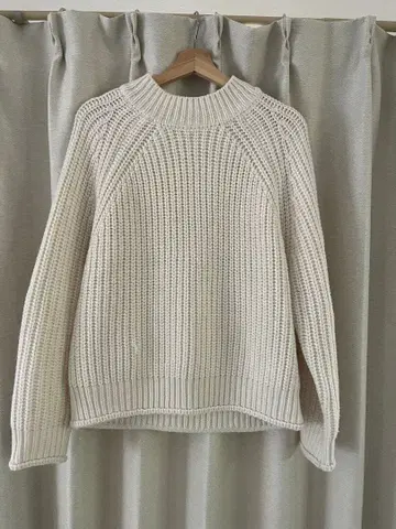크림색 긴팔 니트 스웨터