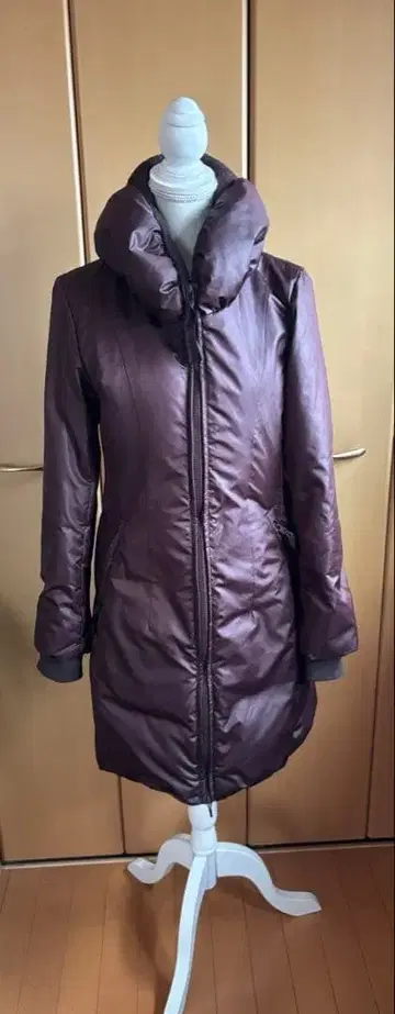 다크 브라운 후드 부착 롱 다운 자켓