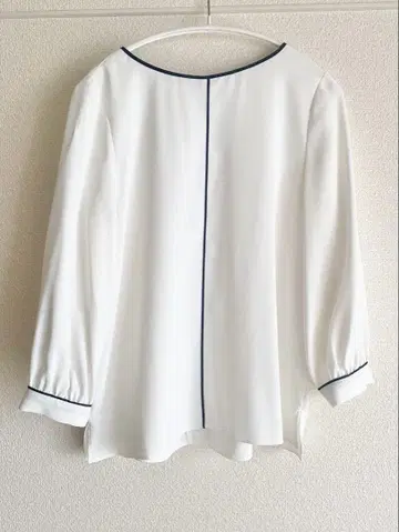 화이트 쉬폰 긴팔 셔츠 네이비 파이핑