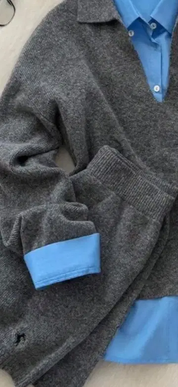 그레이 스웨터와 숏팬츠와 셔츠 세트