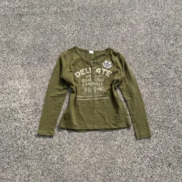 하나뿐인 y2k 00s 빈티지 그래픽 카키 탑