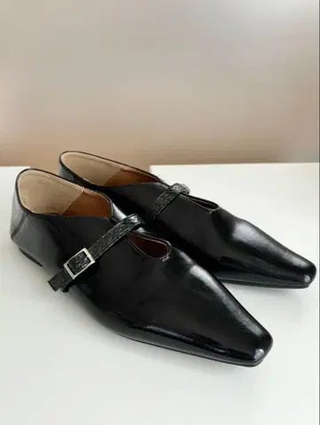 EVOL/이볼 블랙 스트랩 플랫 펌프스