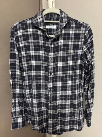 네이비와 화이트 체크 무늬 긴팔 셔츠