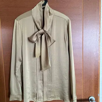 DANA PARIS 베이지 새틴풍 리본 포함 긴팔 셔츠