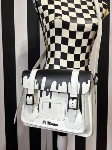 Dr Martens 드리핑 페인트 숄더백