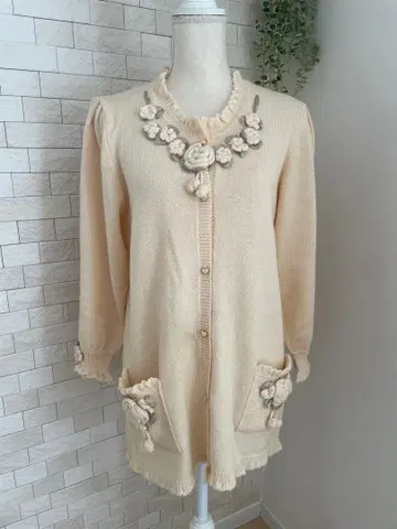 아틀리에 마리코 꽃 모티브 포함 크림색 가디건