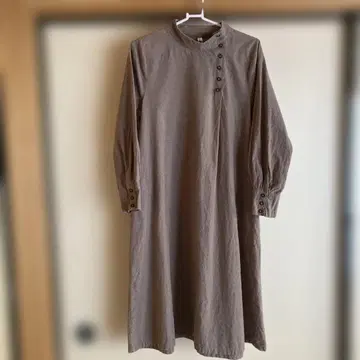 clodnine 브라운 버튼 하이넥 원피스