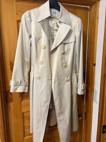 크림색 더블 브레스트 트렌치코트