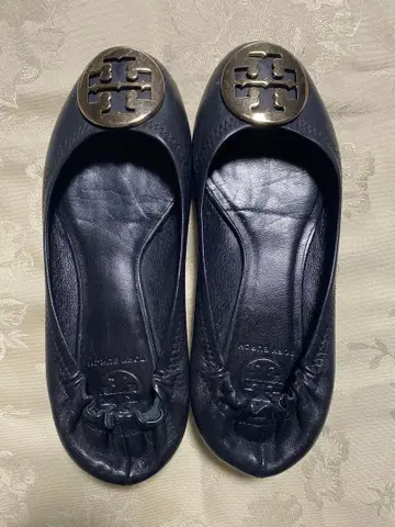 블랙 가죽 플랫슈즈