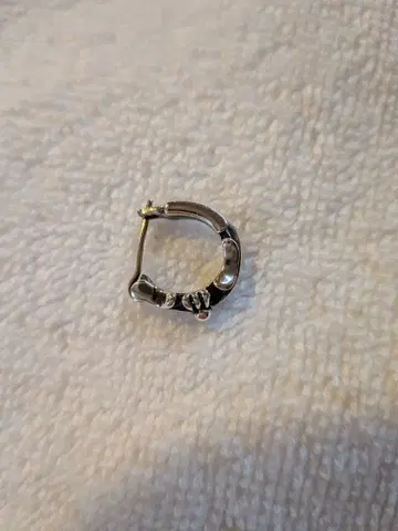 세련된 실버 후프 귀걸이 (한쪽용)