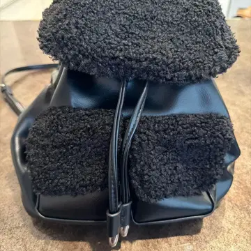 퍼 달린 블랙 백팩