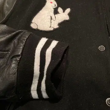 FR2 토끼 자수 바시티 자켓