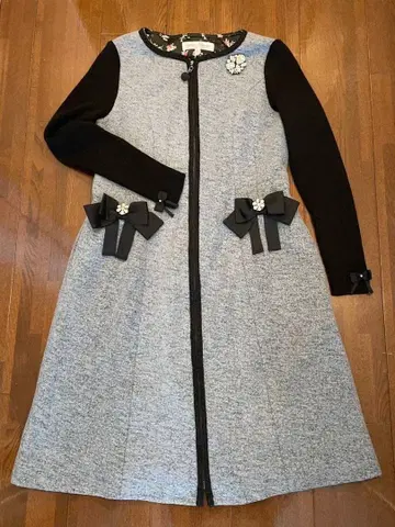 리본 포함 그레이와 블랙의 무릎 기장 원피스