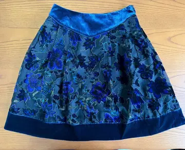 [ 타카시마야 ] 파랑 보라색 꽃무늬 벨벳 미디 스커트