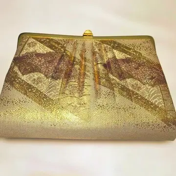 골드 메탈릭 클러치백 기하학 패턴
