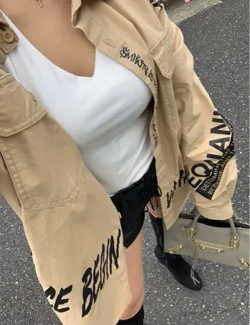 [ 새상품급 ] 그래픽 프린트 베이지 자켓