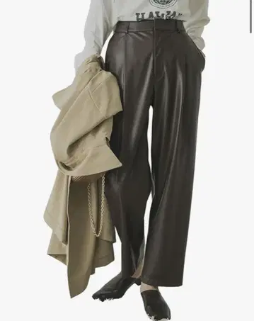 [ 어반 리서치 ] 인조 가죽 테이퍼드 팬츠 36 딥 브라운 초코