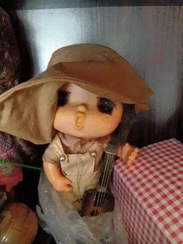 베이지색 모자 인형 기타 포함