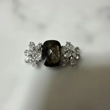 FOXEY 폭시 꽃 모티브 브로치