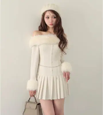 엠엠엠 Off shoulder fur pleated onepiece
