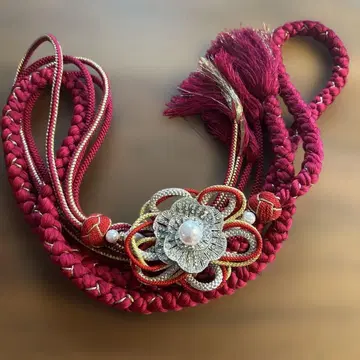 빨간색 꽃 모티브 허리띠