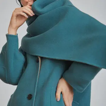 LIIY BROWN 바이컬러 스톨 리버 코트