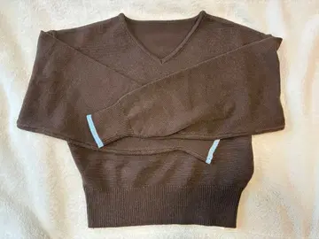 ti. 브라운 V넥 긴팔 니트
