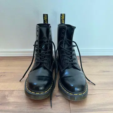 닥터마틴 1460 8홀 부츠 블랙 UK4 Dr Martens