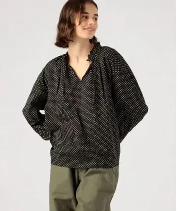 투모로우랜드 Ballsey 도트 프린트 넥 개더 블라우스 블랙
