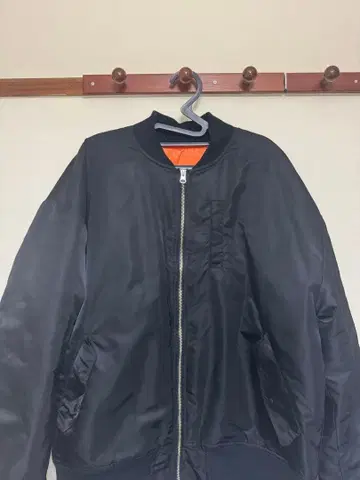 RVCA 블랙 MA-1 자켓