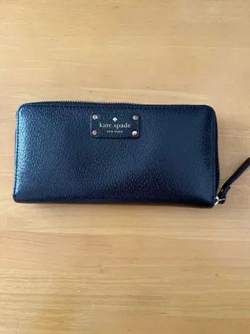 새상품급 케이트 스페이드 장지갑 라운드 지퍼 로고 플레이트