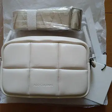 아드카람 퍼프 크로스 바디 숄더백 화이트