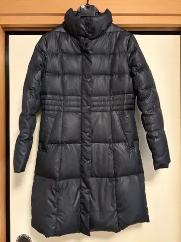 블랙 다운 자켓 무릎 위 기장 스탠드 카라