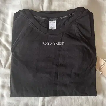 캘빈 클라인 블랙 T셔츠 S 사이즈