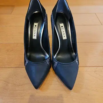 DIANA 블랙 스틸레토 하이힐