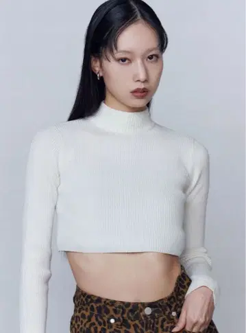 화이트 크롭 니트 긴팔