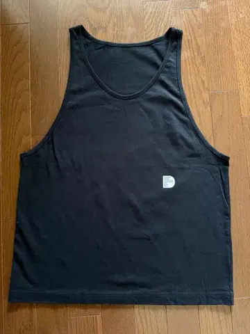 DIFFERENTLY 탱크탑 블랙