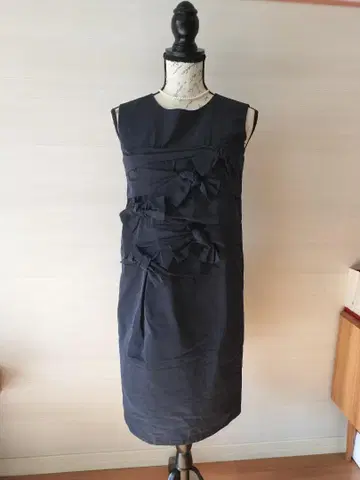 리본이 귀여운 무릎 기장 원피스