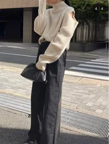 [택 포함 새상품] Ungrid 오픈 숄더 디자인 니트