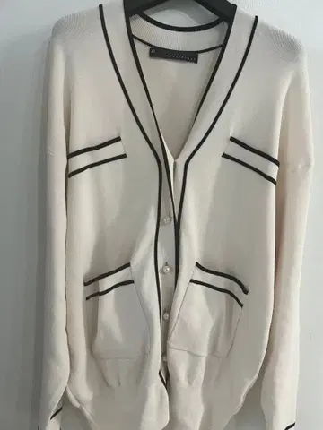 마르티니크 펄 버튼 가디건 화이트 계열