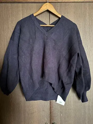 미사용 새상품 택 포함 SLY 다크 네이비 V넥 스웨터