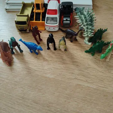 공룡 피규어 10개와 덤프트럭